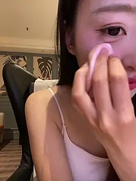 Snapshot of MengMeng0515 chatting on April 2, 11:41 am MengMeng0515 online show from April 2, 11:41 am