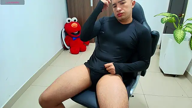 Snapshot of sebastian_oconnor77 chatting on September 28, 12:43 pm sebastian oconnor77 online show from September 28, 12:43 pm