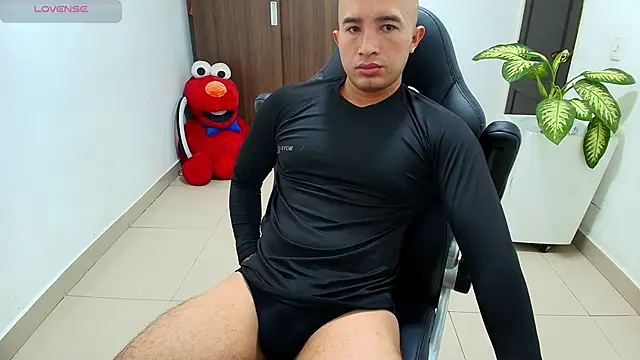 Snapshot of sebastian_oconnor77 chatting on October 8, 12:47 pm sebastian oconnor77 online show from October 8, 12:47 pm