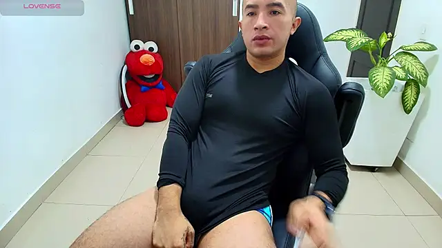 Snapshot of sebastian_oconnor77 chatting on October 12, 12:37 pm sebastian oconnor77 online show from October 12, 12:37 pm