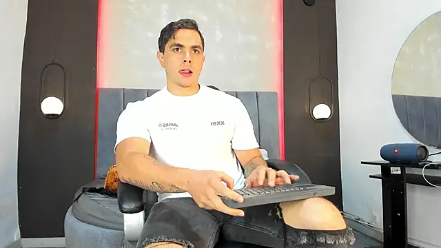 Liam walk  online show from October 15, 7:25 pm