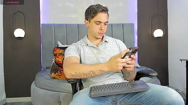 Liam walk  online show from October 18, 8:53 pm