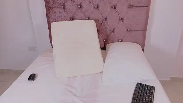 sophiacuttee online show from November 7, 12:27 pm