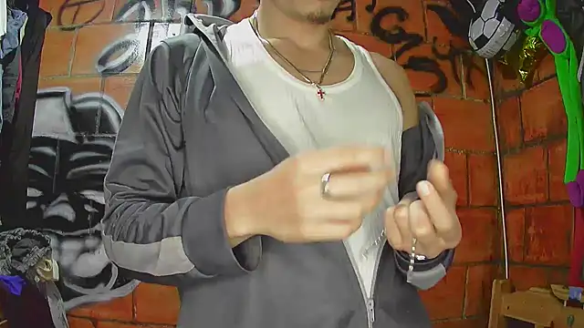 Snapshot of alexandercruz chatting on May 20, 1:01 am alexandercruz online show from May 20, 1:01 am