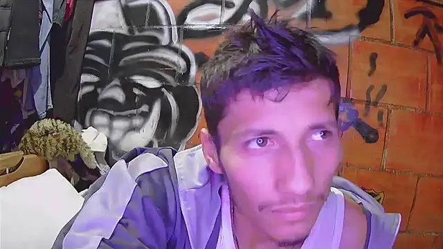 Snapshot of alexandercruz chatting on May 22, 11:32 pm alexandercruz online show from May 22, 11:32 pm