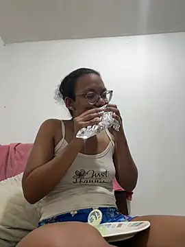 Snapshot of Valen1800 chatting on March 3, 1:12 am Valen1800 online show from March 3, 1:12 am