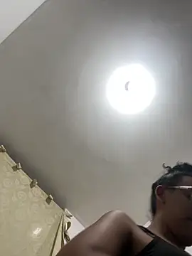 Snapshot of Valen1800 chatting on March 22, 1:42 am Valen1800 online show from March 22, 1:42 am