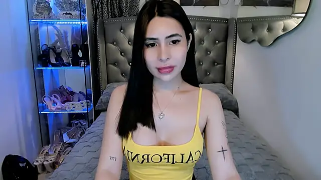 Snapshot of Claudia_empress chatting on October 13, 8:20 pm Claudia empress online show from October 13, 8:20 pm