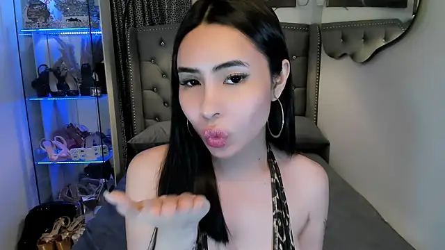 Snapshot of Claudia_empress chatting on October 24, 8:27 pm Claudia empress online show from October 24, 8:27 pm