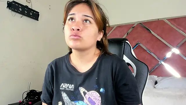 Snapshot of sara-lopez1 chatting on September 24, 6:50 am sara-lopez1 online show from September 24, 6:50 am