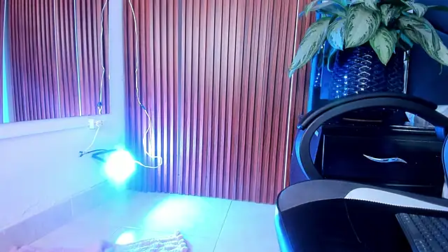 Snapshot of sara-lopez1 chatting on October 23, 2:27 pm sara-lopez1 online show from October 23, 2:27 pm