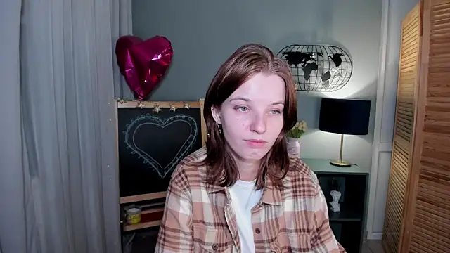 Snapshot of Madelaineses chatting on September 20, 8:15 am Madelaineses online show from September 20, 8:15 am