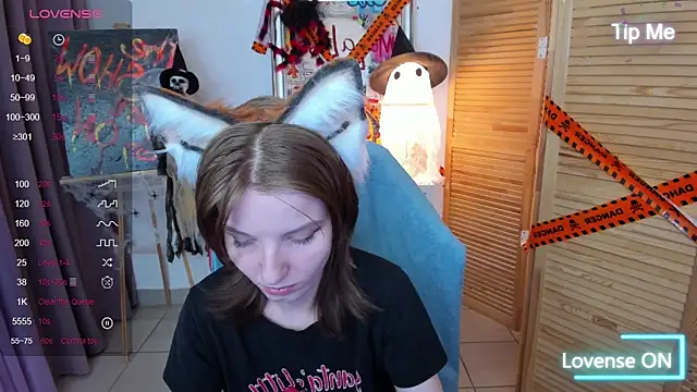 Snapshot of Madelaineses chatting on October 31, 11:44 am Madelaineses online show from October 31, 11:44 am