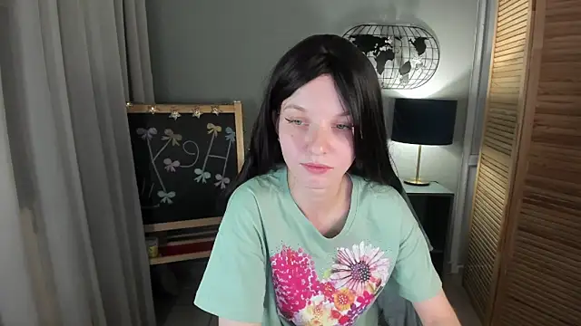 Snapshot of Madelaineses chatting on November 26, 9:21 am Madelaineses online show from November 26, 9:21 am