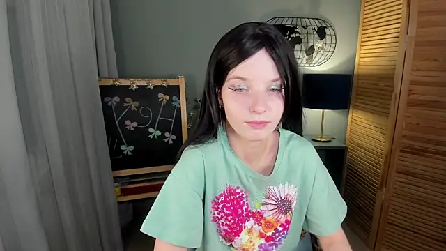 Snapshot of Madelaineses chatting on December 2, 8:41 am Madelaineses online show from December 2, 8:41 am