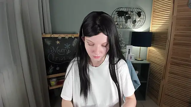 Snapshot of Madelaineses chatting on December 18, 8:42 am Madelaineses online show from December 18, 8:42 am