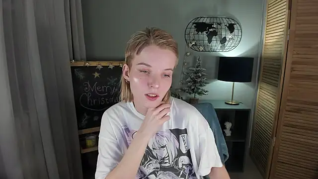 Snapshot of Madelaineses chatting on December 20, 8:43 am Madelaineses online show from December 20, 8:43 am