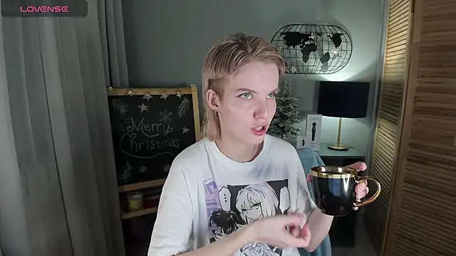 Snapshot of Madelaineses chatting on December 21, 8:43 am Madelaineses online show from December 21, 8:43 am