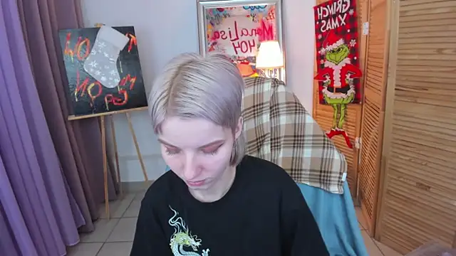 Snapshot of Madelaineses chatting on January 6, 10:08 am Madelaineses online show from January 6, 10:08 am