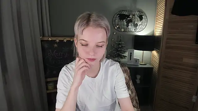 Snapshot of Madelaineses chatting on January 7, 8:50 am Madelaineses online show from January 7, 8:50 am