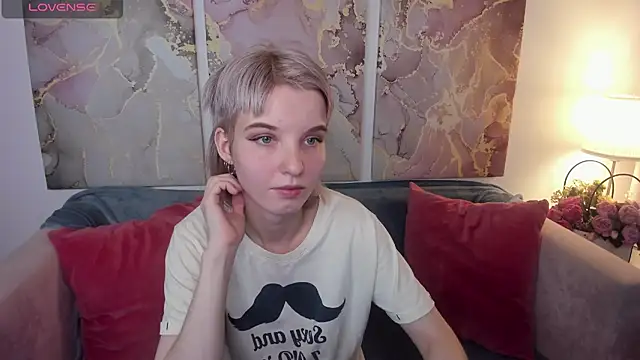 Snapshot of Madelaineses chatting on January 11, 9:14 am Madelaineses online show from January 11, 9:14 am