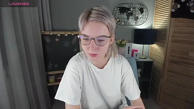 Snapshot of Madelaineses chatting on January 13, 9:25 am Madelaineses online show from January 13, 9:25 am