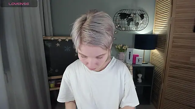 Snapshot of Madelaineses chatting on January 14, 10:54 am Madelaineses online show from January 14, 10:54 am