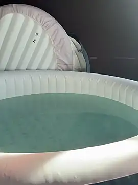 Snapshot of JustYourNormalCouple chatting on October 24, 10:33 am JustYourNormalCouple online show from October 24, 10:33 am