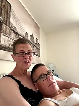 Snapshot of Curvy-Jinx chatting on September 19, 7:32 am Curvy-Jinx online show from September 19, 7:32 am