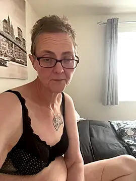 Snapshot of Curvy-Jinx chatting on September 28, 2:00 pm Curvy-Jinx online show from September 28, 2:00 pm