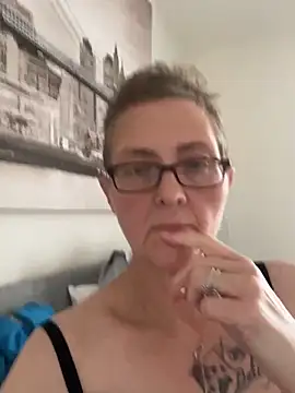 Snapshot of Curvy-Jinx chatting on October 13, 8:03 am Curvy-Jinx online show from October 13, 8:03 am