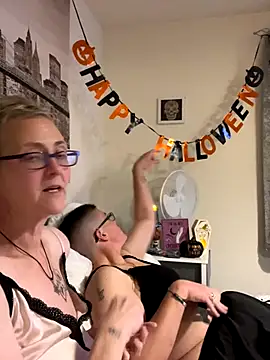 Snapshot of Curvy-Jinx chatting on October 30, 8:31 pm Curvy-Jinx online show from October 30, 8:31 pm