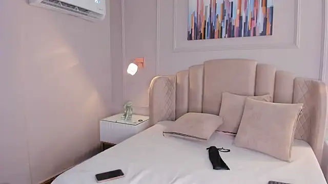 Snapshot of mia_kisses2 chatting on October 18, 4:04 am mia kisses2 online show from October 18, 4:04 am