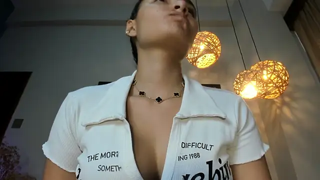 LunaAspen  online show from December 3, 5:44 pm