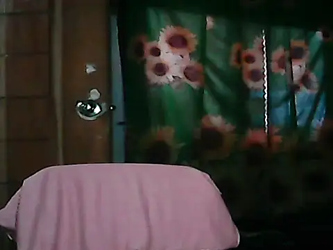 Snapshot of CreamyPussy4uxx chatting on November 18, 12:27 am CreamyPussy4uxx online show from November 18, 12:27 am