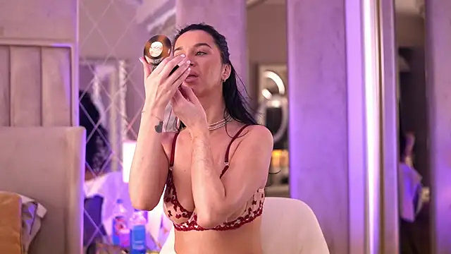 Snapshot of FrancescaDante chatting on February 25, 7:07 am FrancescaDante online show from February 25, 7:07 am