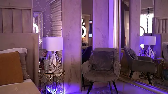 Snapshot of FrancescaDante chatting on March 13, 6:42 am FrancescaDante online show from March 13, 6:42 am