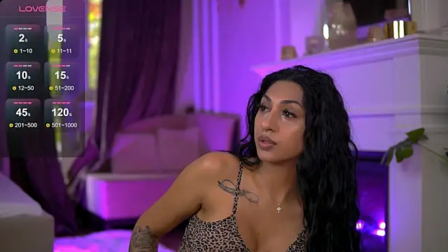 Snapshot of EmaHallee chatting on October 12, 7:29 am EmaHallee online show from October 12, 7:29 am