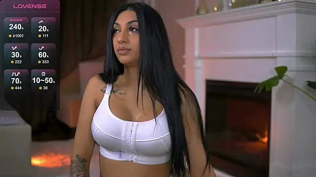 Snapshot of EmaHallee chatting on October 23, 3:28 am EmaHallee online show from October 23, 3:28 am