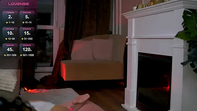 Snapshot of EmaHallee chatting on December 5, 4:32 am EmaHallee online show from December 5, 4:32 am