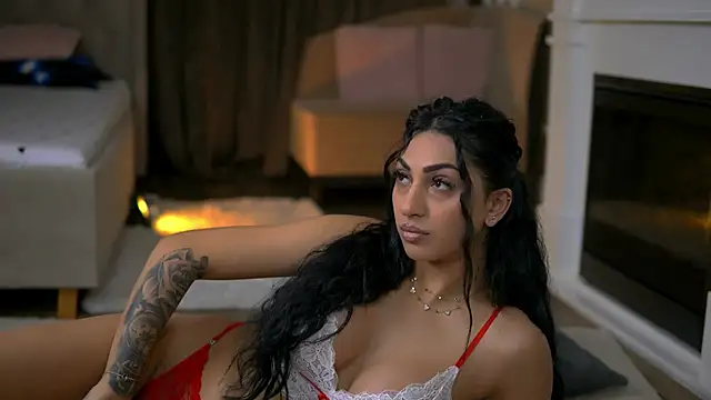 Snapshot of EmaHallee chatting on February 9, 3:54 am EmaHallee online show from February 9, 3:54 am