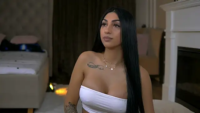 Snapshot of EmaHallee chatting on February 10, 3:54 am EmaHallee online show from February 10, 3:54 am