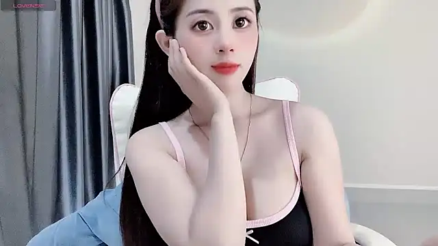 Snapshot of Aline_690 chatting on April 1, 7:31 am Aline 690 online show from April 1, 7:31 am