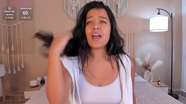 Camila Bustamante online show from May 4, 4:58 pm