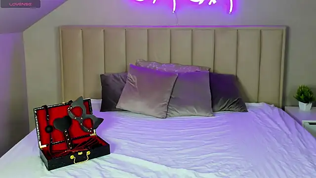 Eva Hollowey online show from September 19, 12:17 pm