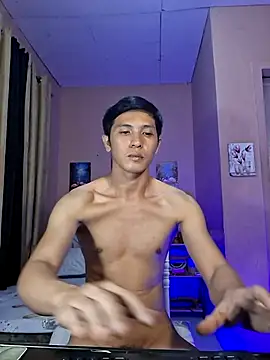 Snapshot of darryl_hugecok chatting on April 1, 4:48 pm darryl hugecok online show from April 1, 4:48 pm