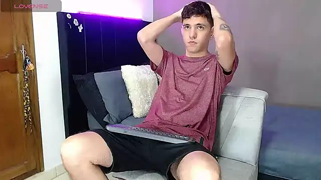 Snapshot of Matteo12_ chatting on April 10, 12:05 am Matteo12 online show from April 10, 12:05 am