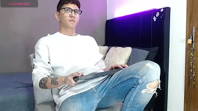 Snapshot of Matteo12_ chatting on April 18, 1:31 am Matteo12 online show from April 18, 1:31 am