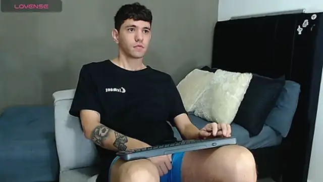 Snapshot of Matteo12_ chatting on April 26, 9:40 am Matteo12 online show from April 26, 9:40 am