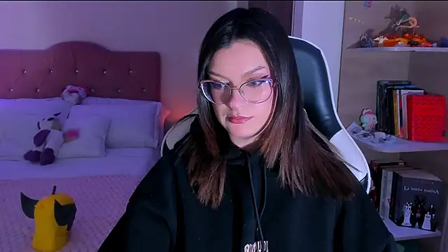 Snapshot of OphelianaRose33 chatting on February 16, 7:43 pm OphelianaRose33 online show from February 16, 7:43 pm